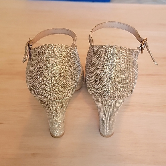 De Blossom Collection Peep Toe Rhinestone Ankle Strap Champagne Heels Size 6 1/2 - Picture 3 of 12